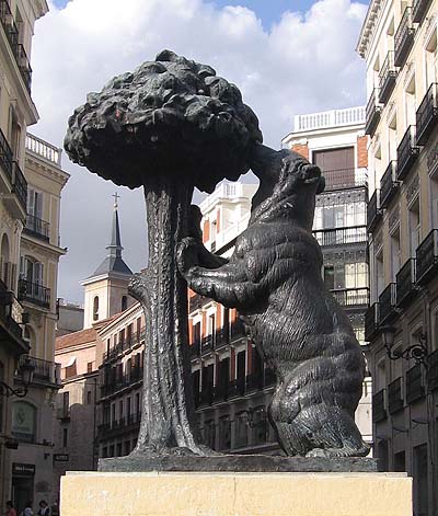 Rzeźba niedźwiedzia (la estatua del oso y del madroño)