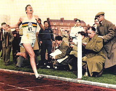 Roger Bannister kończy swój rekordowy bieg 6. maja 1954 r.