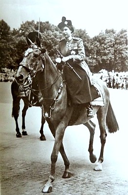 Elżbieta II konno na defiladzie Trooping the Colour Elżbieta II konno na defiladzie Trooping the Colour